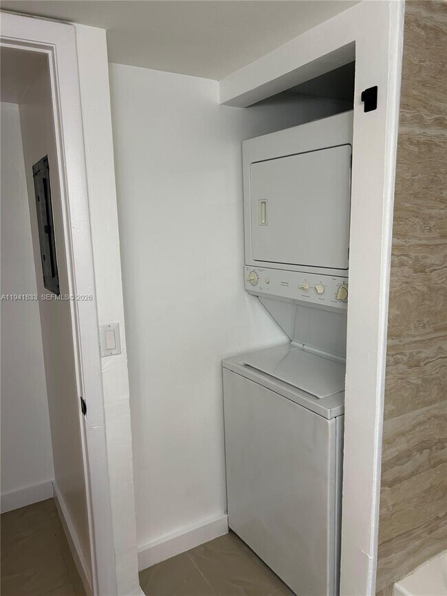 Building Photo - 10027 Winding Lake Rd