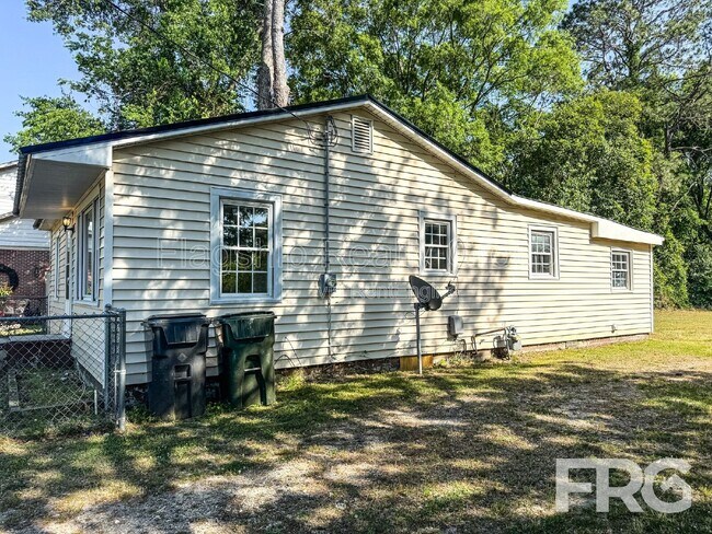 Building Photo - 610 3rd St