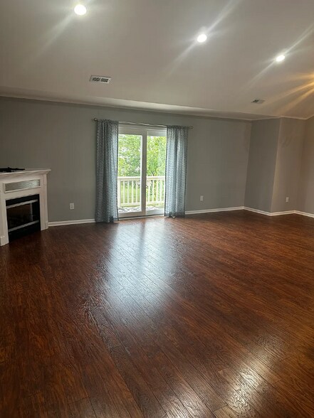 Building Photo - 21083 Cooper Dr