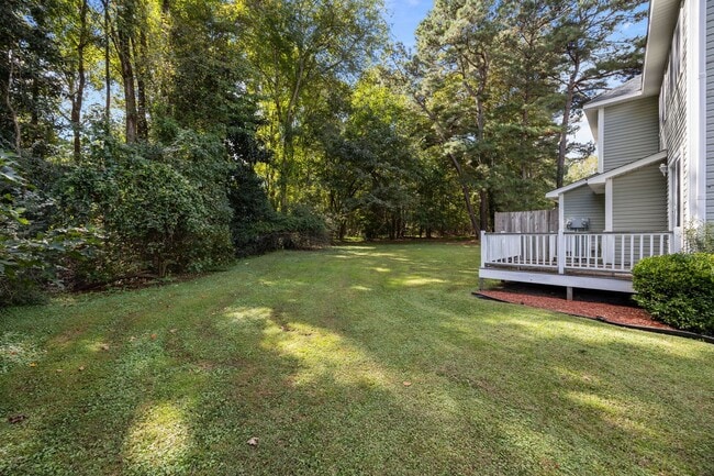 Building Photo - Newly Renovated Townhome!