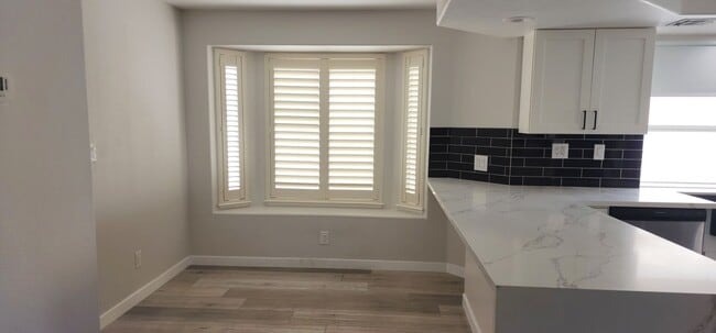 Building Photo - Spacious 4-bedroom Home Available in Desert Shores!