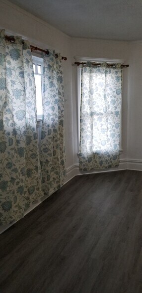 Living Rm - 1125 S Westnedge Ave