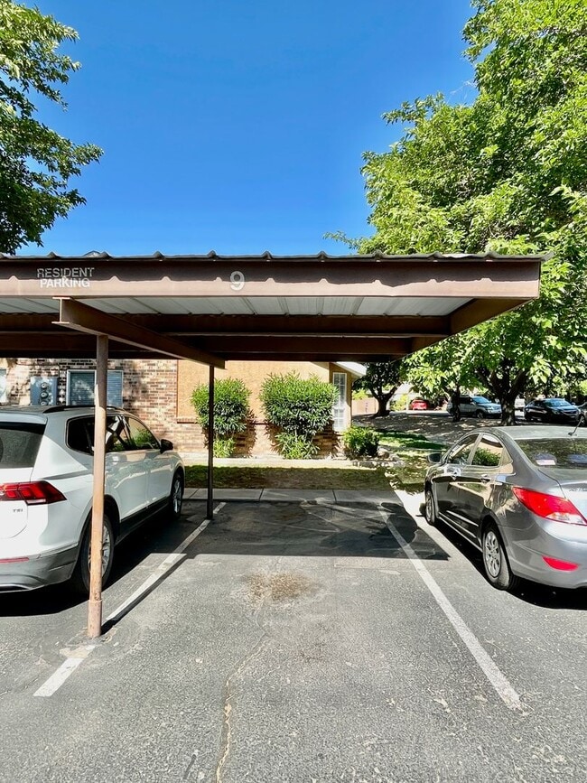 Building Photo - Conveniently Located Two-Bedroom Townhome
