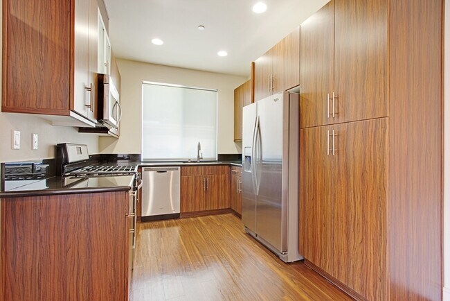 Building Photo - LUXURY 2 BEDROOM, 2 BATH