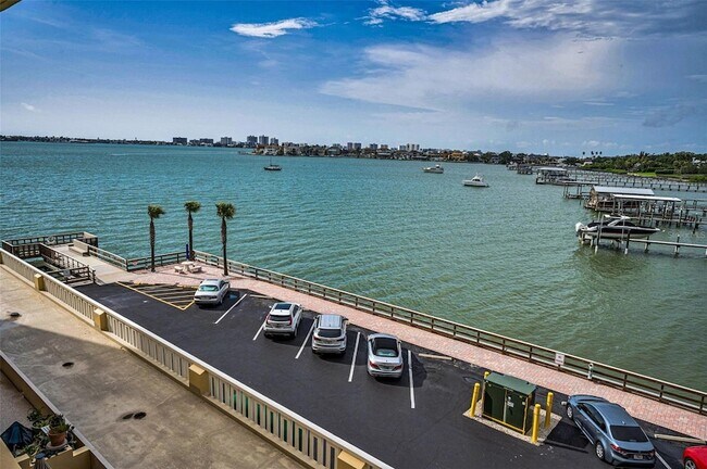 Building Photo - 100 Bluff View Dr