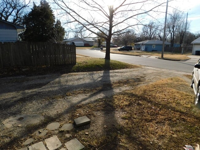 Building Photo - Spacious & remodeled 2 bedroom/1 bath dupl...