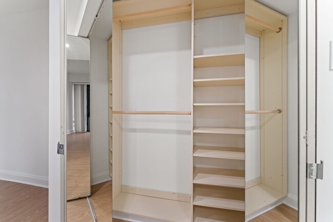 Custom stretched walk-in closet! - 1530 Key Blvd