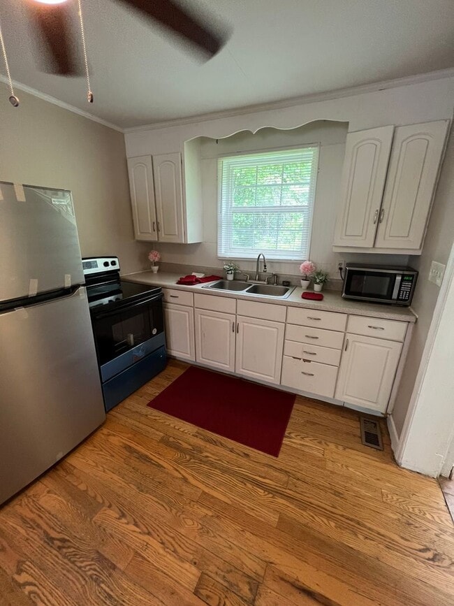 Building Photo - 3 Bed House! DEPOSIT-FREE Renting option thru OBLIGO! Deposit Alternative available.