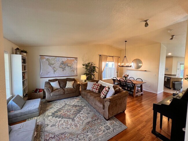 Building Photo - 4412 Ingleside Dr SE
