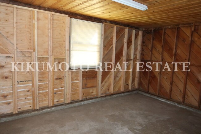 Building Photo - 2 bedrooms, 1 bath, Large 2 car garage & carport
