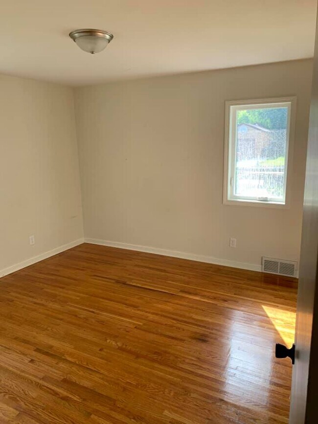 Building Photo - 1217 Highland Ave