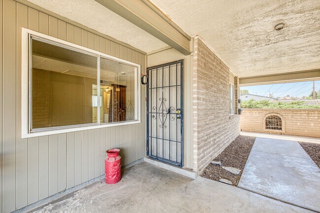 Building Photo - Beautiful 2 bed - 1 baths apartment  part of a TRIPLEX