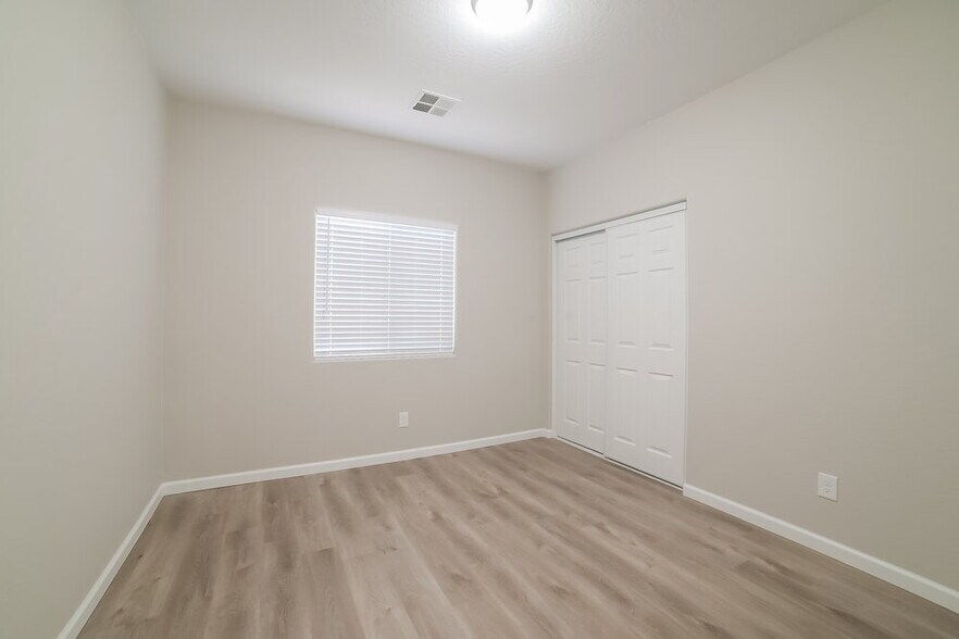 Building Photo - 6034 N 68th Dr