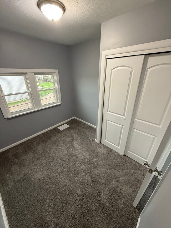 Building Photo - Cute 2 Bedroom Home with Large yard!