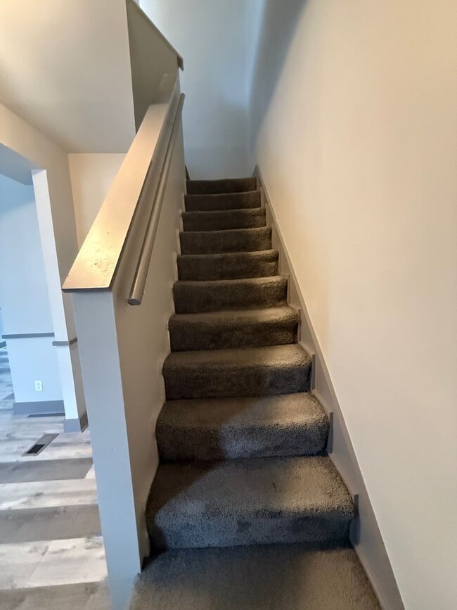 Building Photo - Charming 3-Bedroom Home for Rent with a Yard and Front Porch!