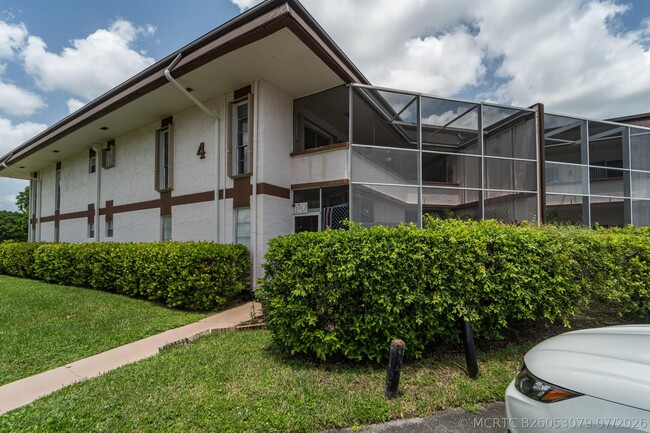 Building Photo - 203 W Greenway Dr