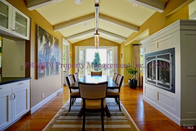 Building Photo - 422 Live Oak Dr