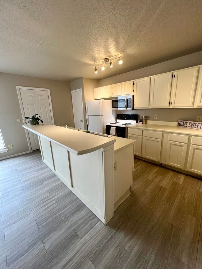 Building Photo - Norman Duplex- Bright and Modern!
