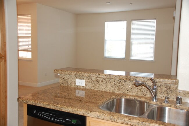 Building Photo - Great Condo in Roseville