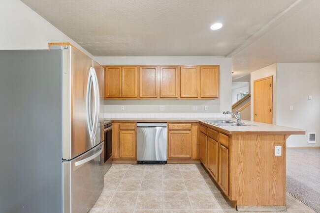 Building Photo - 4 bed, 2.5 bathroom House available ($500 ...