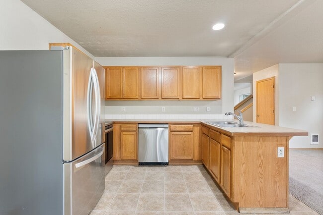 Building Photo - 4 bed, 2.5 bathroom House available