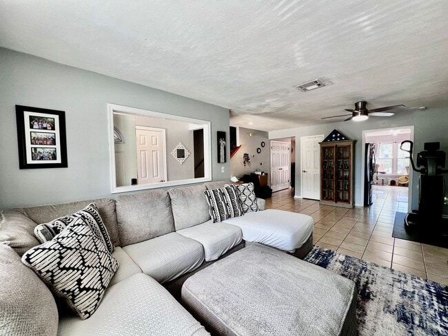 Building Photo - Beautiful End Unit Townhouse