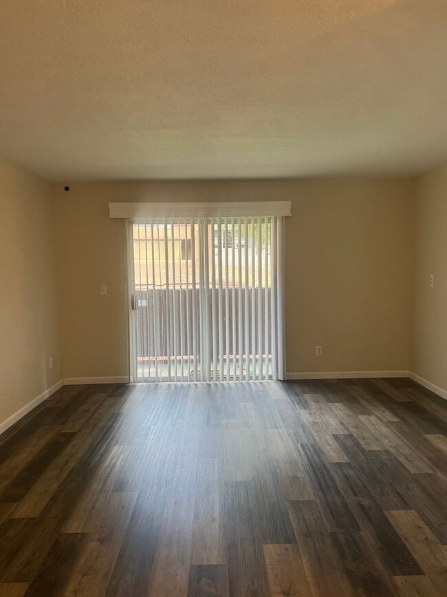 Building Photo - Remodeled Ground Floor 2 Bed Condo Ready for Move In