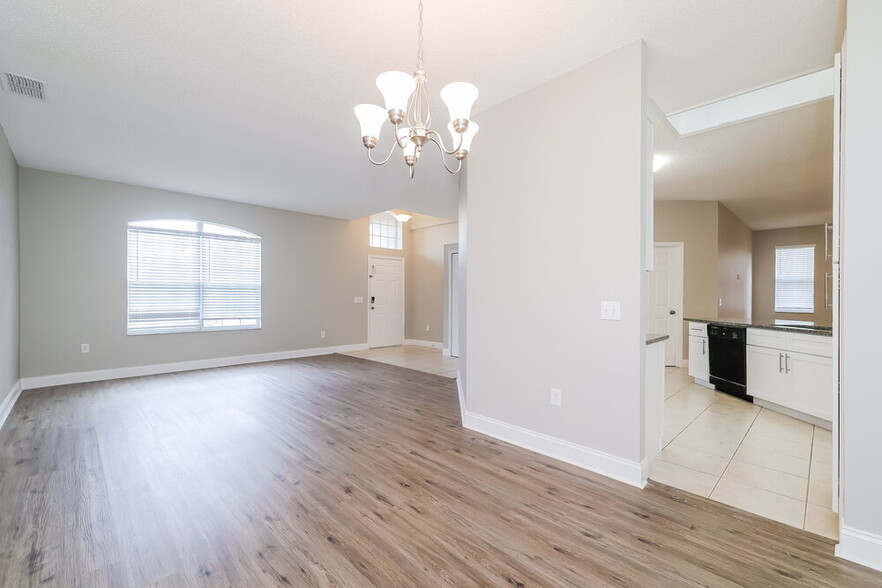 Building Photo - 552 Viceroy Ct