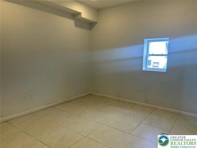 Building Photo - 134 S 3rd St