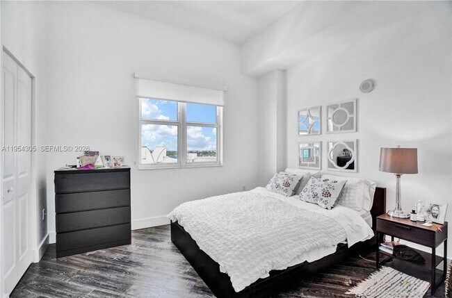 Building Photo - 7900 Harbor Island Dr