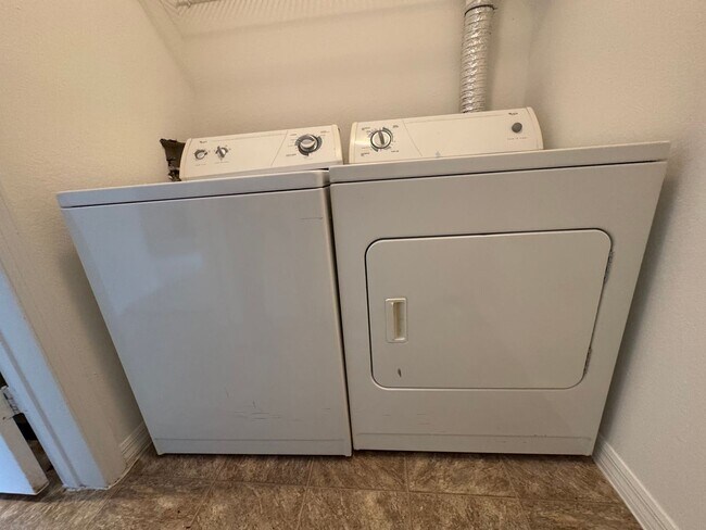 Building Photo - Metrowest 2BR/2BA Condo – Ground Floor Con...