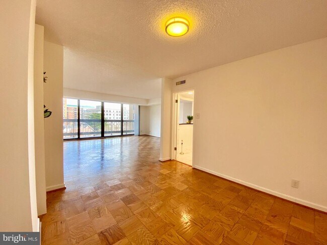 Building Photo - 3800 Fairfax Dr