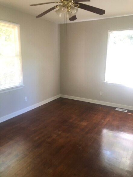 Building Photo - 501 Rosewell Ln