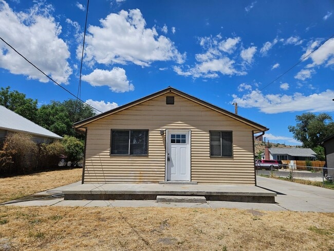Building Photo - Updated 4 Bed Home with Large Yard