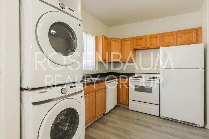 Building Photo - 354 W Delano St