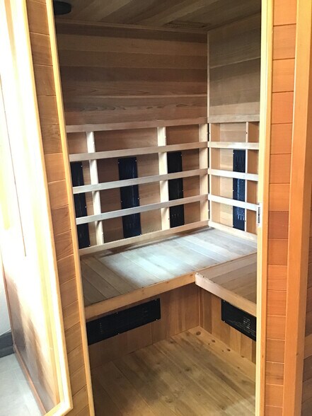 Deluxe sauna - 607 S 5th St
