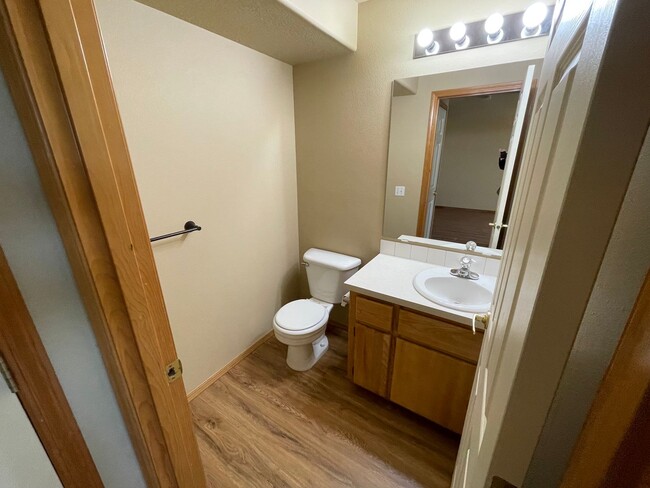 Building Photo - 4-Bedroom Home in Bethany!