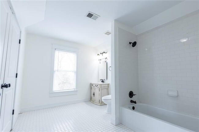 Building Photo - 2288 Oakview Rd NE