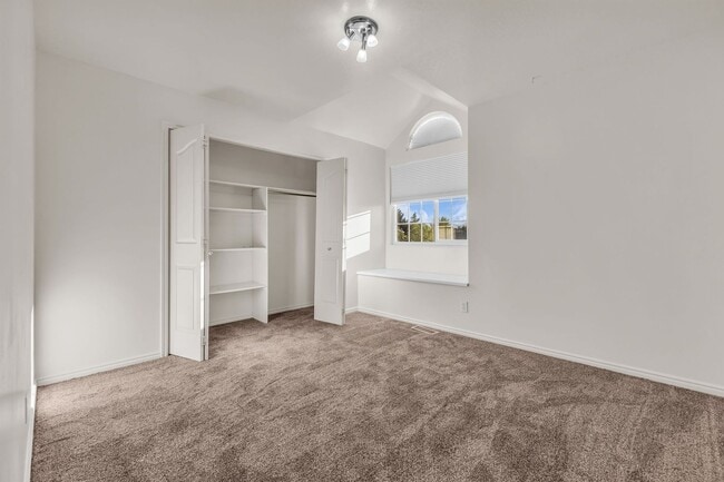 Building Photo - 5BR Sandy Home w/ NEW Flooring, Huge Basement & Large Backyard