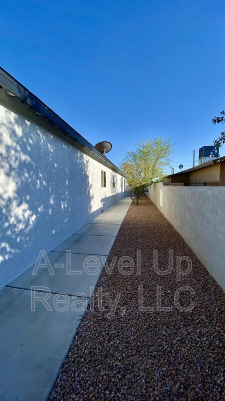 Building Photo - 231 W 28th St