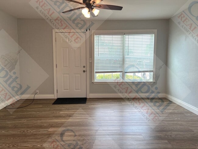 Building Photo - Charming 3 Bedroom