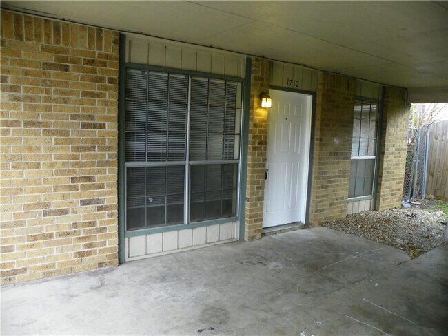 Primary Photo - 1710 Rawhide Loop