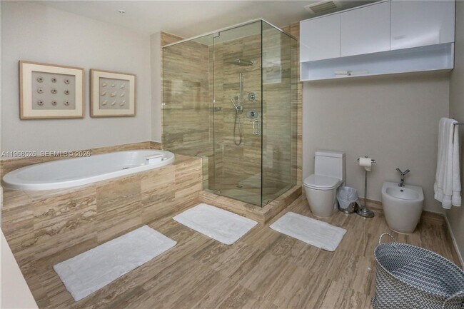 Building Photo - 16001 Collins Ave