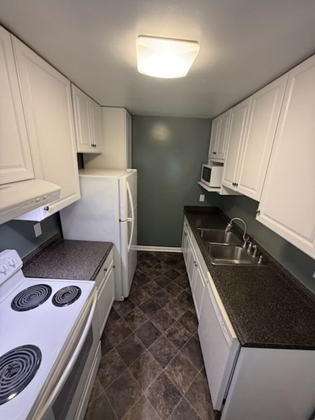 Building Photo - Hard to find Cozy 2BR Rambler!