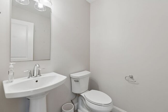 Building Photo - 2 Lodge Dr