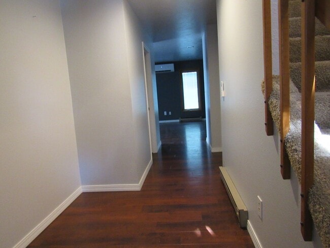 Building Photo - Secluded Eastside Townhome W/Double Garage