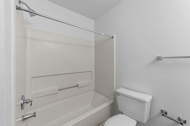 Building Photo - West Oaks, Three Bedroom Two Bath Apartment