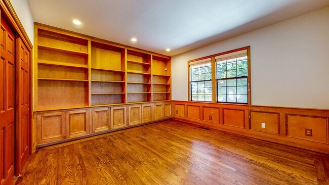 Building Photo - Beautiful 4 bedroom 3.5 bath Home with 2 c...