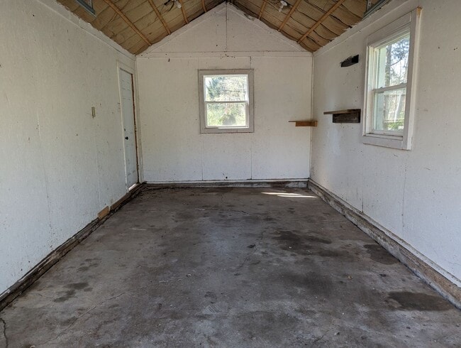 Building Photo - AVAILABLE NOW! - 2 Bedroom / 1 Bath Home i...