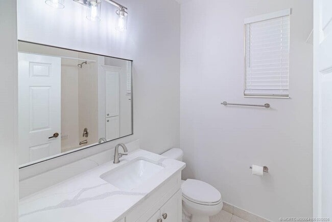 Building Photo - 356 SE Bloxham Way